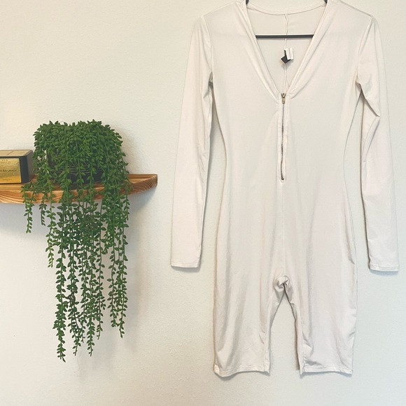 White Long sleeve bodysuit with front zipper - Picture 2 of 4